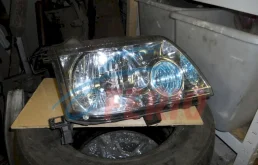 Фары для Nissan X-Trail 2003 года на фотографиях