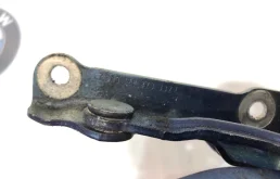 Петля капота правая для Skoda Octavia 2010 года на фотографиях