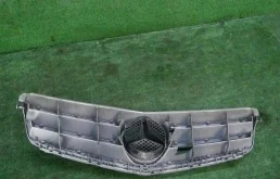 Решетка радиатора для Mercedes-Benz C class 2007 года на фотографиях