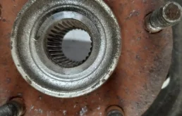 Кулак поворотный левый для Nissan X-Trail 2012 года на фотографиях