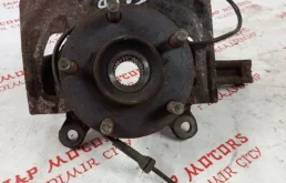 Кулак поворотный правый для Nissan X-Trail 2012 года на фотографиях