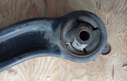 Рычаг передний левый верхний для Suzuki Grand Vitara 2006 года на фотографиях