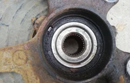 Кулак поворотный правый для Mercedes-Benz M class 2011 года на фотографиях