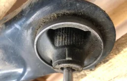 Рычаг передний левый верхний для Nissan X-Trail 2010 года на фотографиях