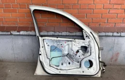 Дверь передняя левая для Nissan Almera 2001 года на фотографиях