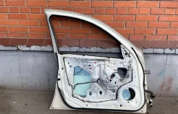 Дверь передняя левая для Nissan Almera 2001 года на фотографиях