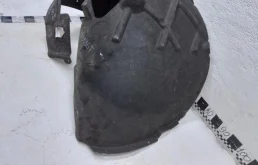 Подкрылок передний правый для Volkswagen Touareg 2015 года на фотографиях