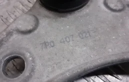 Рычаг передний левый верхний для Volkswagen Touareg 2010 года на фотографиях