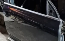 Дверь передняя правая для Volkswagen Touareg 2002 года на фотографиях