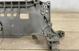 Подрамник двигателя для Volkswagen Passat 2008 года на фотографиях