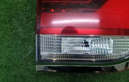 Фонарь внутренний левый для Toyota Land Cruiser 2021 года на фотографиях