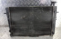 Радиатор охлаждения ДВС для Hyundai Tucson 2005 года на фотографиях