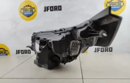 Фара правая для Land Rover Discovery 2011 года на фотографиях