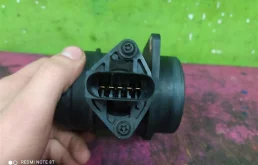 Датчик массового расхода воздуха для Volkswagen Passat 2001 года на фотографиях