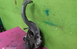 Кулак поворотный левый для Audi A6 2012 года на фотографиях