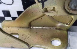 Петля капота левая для Hyundai Accent 2002 года на фотографиях