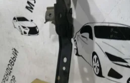 Кронштейн замка капота для Toyota RAV4 на фотографиях