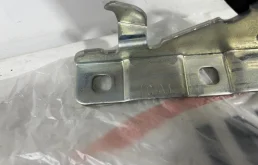 Петля капота левая для Infiniti QX 2013 года на фотографиях