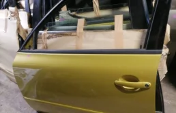 Дверь передняя левая для Volkswagen Passat 2001 года на фотографиях