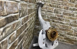 Кулак поворотный левый для Porsche Macan на фотографиях