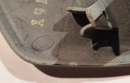 Крышка форсунки фароомывателя левая для Nissan X-Trail 2018 года на фотографиях