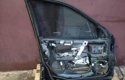 Двери для Mercedes-Benz C class 2006 года на фотографиях