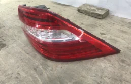 Фонарь внешний правый для Mercedes-Benz M class 2012 года на фотографиях