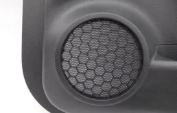 Уплотнитель передней правой двери для Nissan X-Trail 2022 года на фотографиях