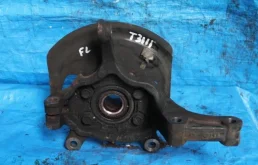 Кулак поворотный левый для Nissan X-Trail 2012 года на фотографиях