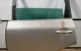 Дверь задняя левая для Volkswagen Touareg 2009 года на фотографиях