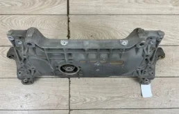 Подрамник двигателя для Volkswagen Passat 2008 года на фотографиях