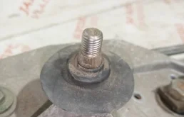 Трапеция стеклоочистителей для Nissan X-Trail 2004 года на фотографиях