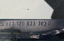 Петля капота правая для Skoda Octavia 2010 года на фотографиях