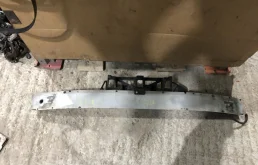 Усилитель бампера передний верхний для Opel Astra 2005 года на фотографиях