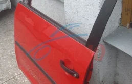 Двери для Volkswagen Caddy 2010 года на фотографиях