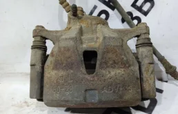 Суппорт передний левый для Lexus IS 2011 года на фотографиях