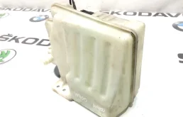 Бачок стеклоомывателя передний для Skoda Octavia 2010 года на фотографиях