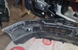 Бампер передний для Volkswagen Jetta 2006 года на фотографиях