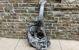 Кулак поворотный правый для Audi A6 2008 года на фотографиях