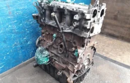 Двигатель без навесного для Ford Kuga 2012 года на фотографиях