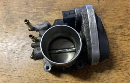 Дроссельная заслонка для Skoda Octavia 2008 года на фотографиях