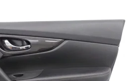 Уплотнитель передней правой двери для Nissan X-Trail 2022 года на фотографиях