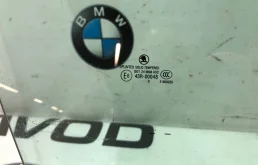 Стекло двери переднее правое для Skoda Octavia 2010 года на фотографиях