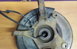 Кулак поворотный левый для Renault Duster 2012 года на фотографиях