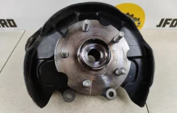 Кулак задний левый для Toyota RAV4 2010 года на фотографиях