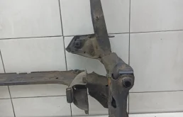 Подрамник двигателя для Audi A6 2012 года на фотографиях