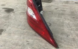 Фонарь внешний правый для Mercedes-Benz M class 2012 года на фотографиях