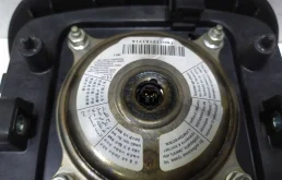 Подушка безопасности водителя для Kia Rio 2012 года на фотографиях