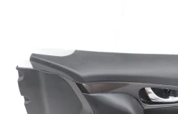 Уплотнитель передней правой двери для Nissan X-Trail 2022 года на фотографиях