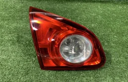 Фонарь внутренний левый для Nissan Qashqai 2010 года на фотографиях
